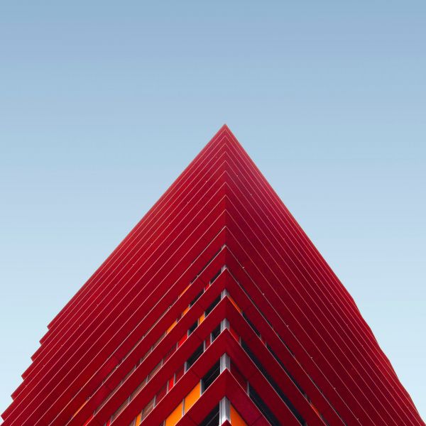 Moderne rote Architektur vor blauem Himmel